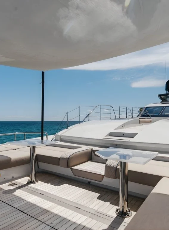 how-much-does-it-cost-to-charter-a-yacht-003.webp